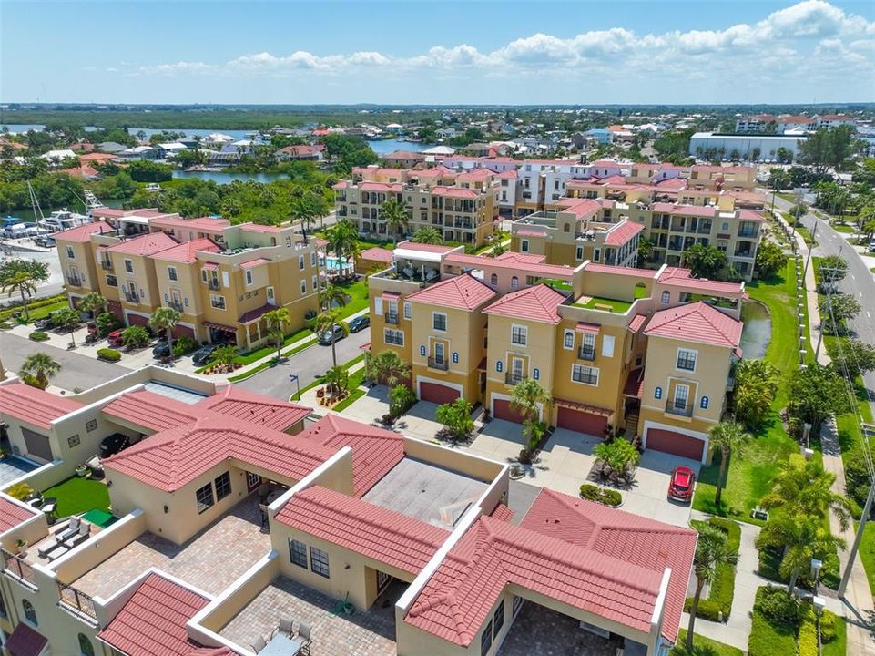 En Venta: $564,900 (3 camas, 3 baños, 2763 Pies cuadrados)