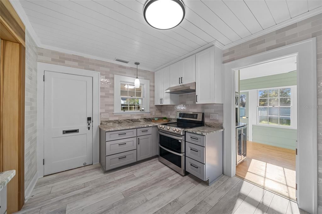 Active With Contract: $349,000 (3 beds, 2 baths, 1971 Square Feet)