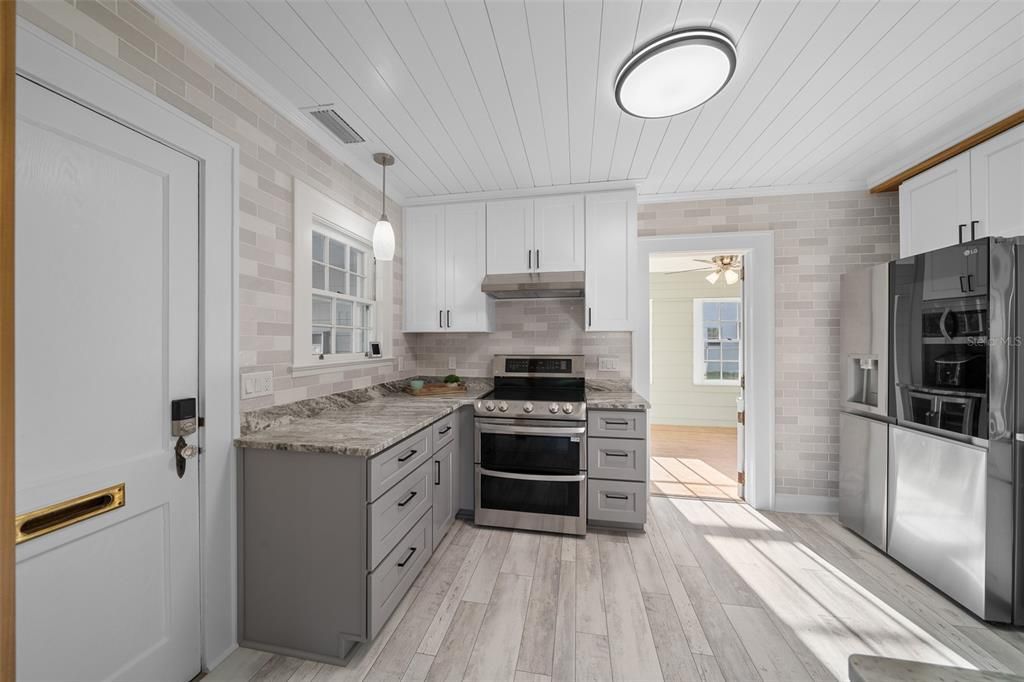 Active With Contract: $349,000 (3 beds, 2 baths, 1971 Square Feet)