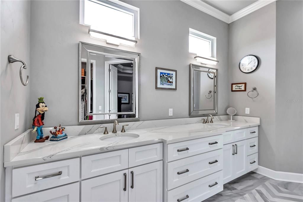 合同活跃: $1,075,000 (5 贝兹, 3 浴室, 3200 平方英尺)