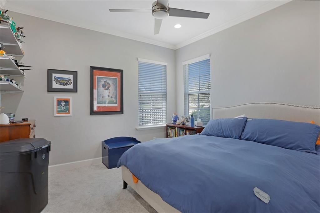 合同活跃: $1,075,000 (5 贝兹, 3 浴室, 3200 平方英尺)