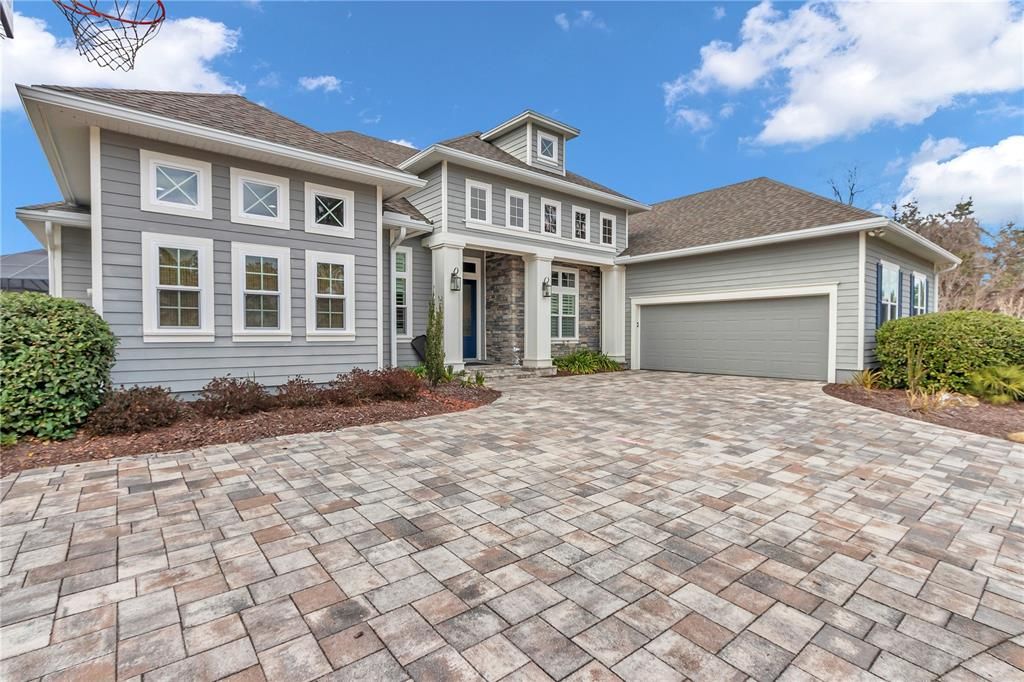 合同活跃: $1,075,000 (5 贝兹, 3 浴室, 3200 平方英尺)