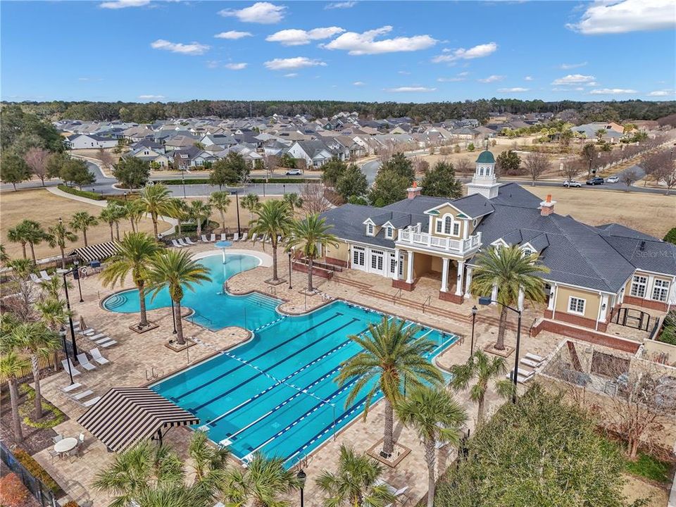 合同活跃: $1,075,000 (5 贝兹, 3 浴室, 3200 平方英尺)