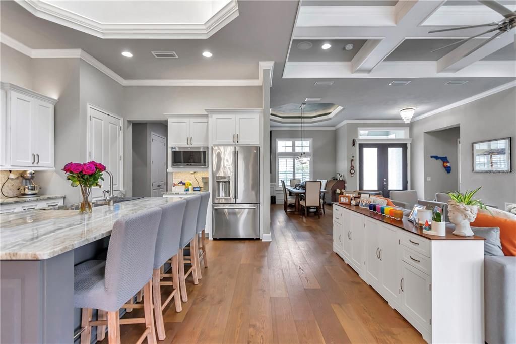 合同活跃: $1,075,000 (5 贝兹, 3 浴室, 3200 平方英尺)