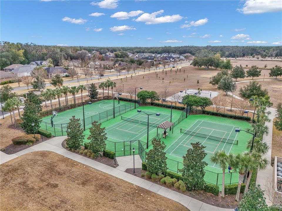 合同活跃: $1,075,000 (5 贝兹, 3 浴室, 3200 平方英尺)