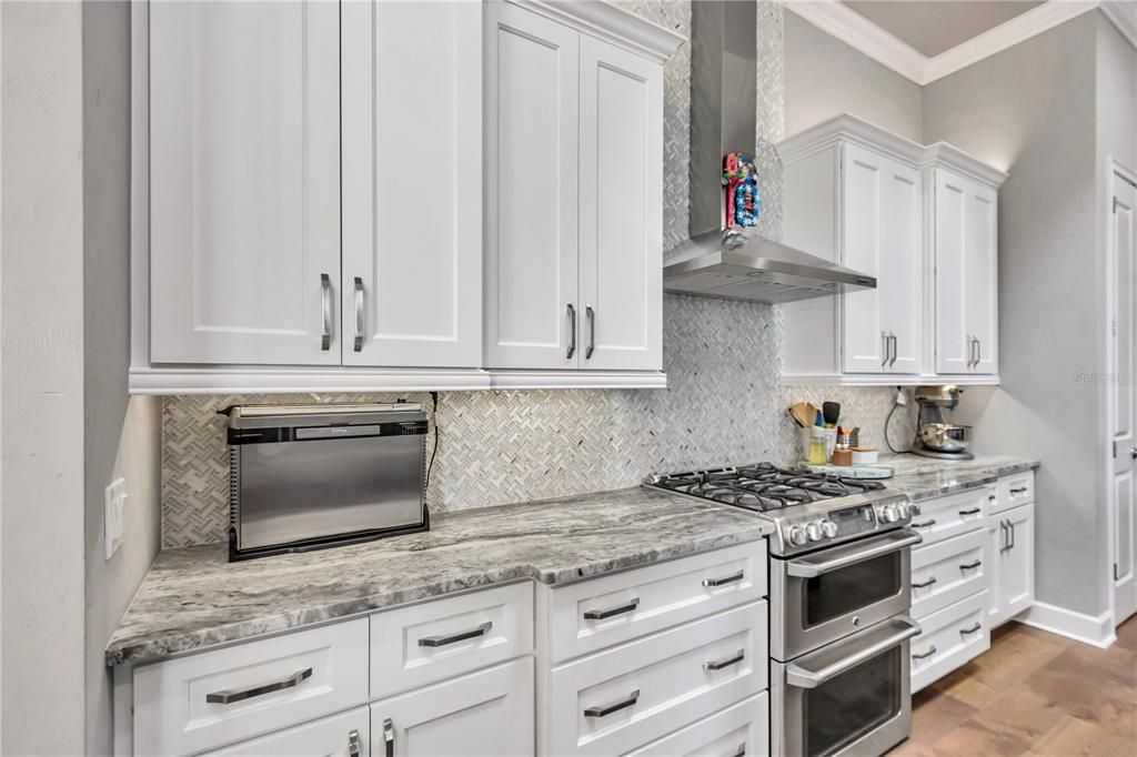 合同活跃: $1,075,000 (5 贝兹, 3 浴室, 3200 平方英尺)