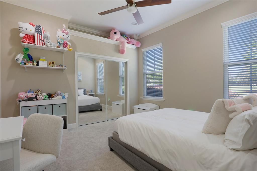 合同活跃: $1,075,000 (5 贝兹, 3 浴室, 3200 平方英尺)