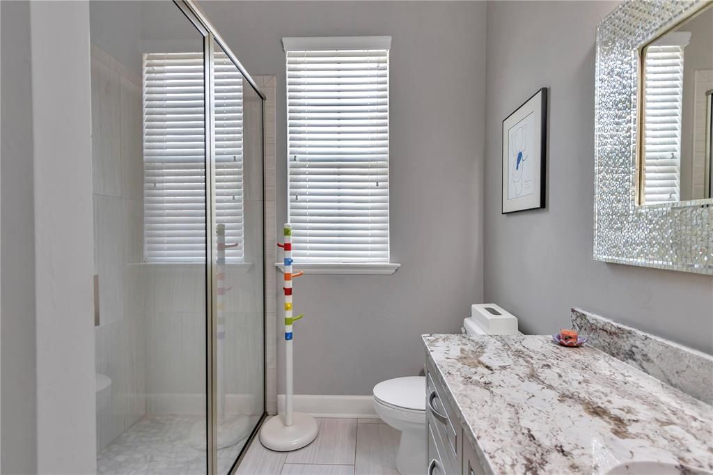 合同活跃: $1,075,000 (5 贝兹, 3 浴室, 3200 平方英尺)