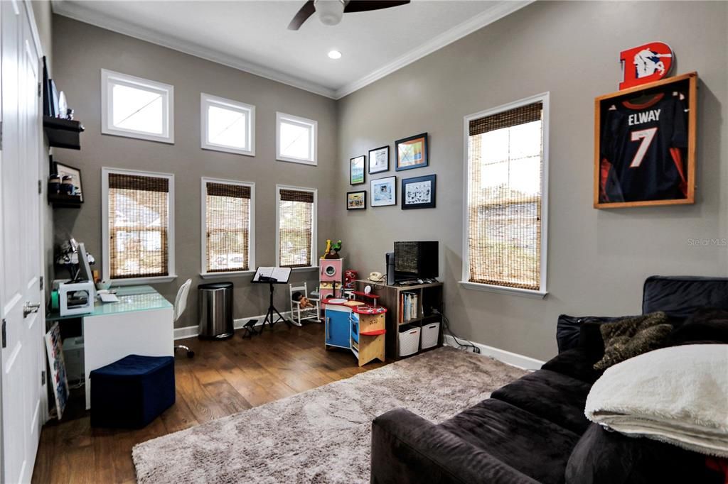 合同活跃: $1,075,000 (5 贝兹, 3 浴室, 3200 平方英尺)