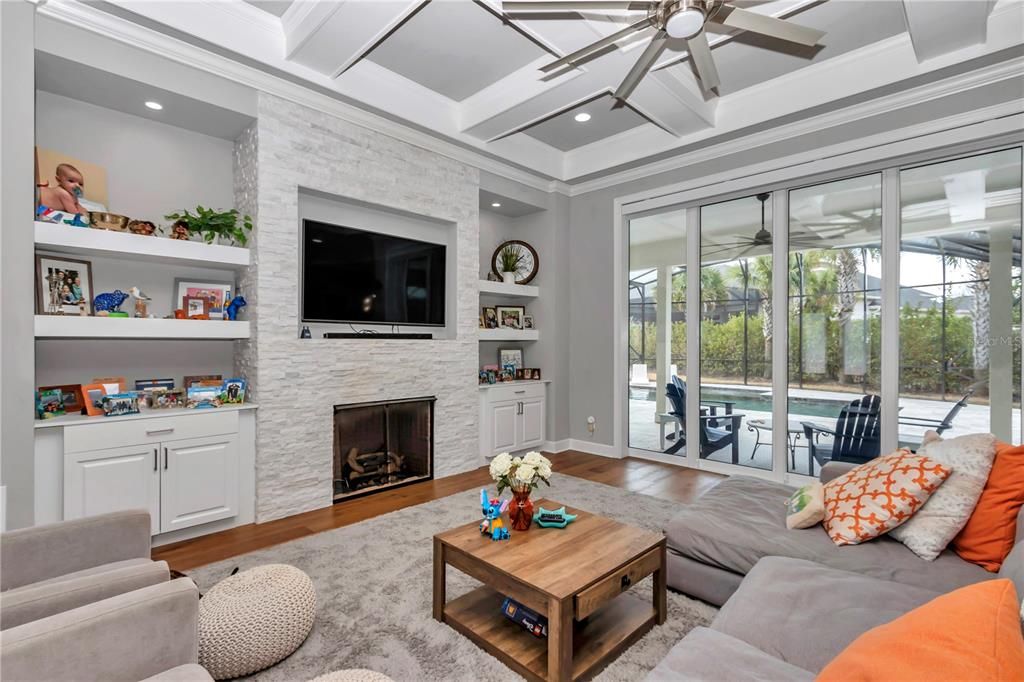 合同活跃: $1,075,000 (5 贝兹, 3 浴室, 3200 平方英尺)