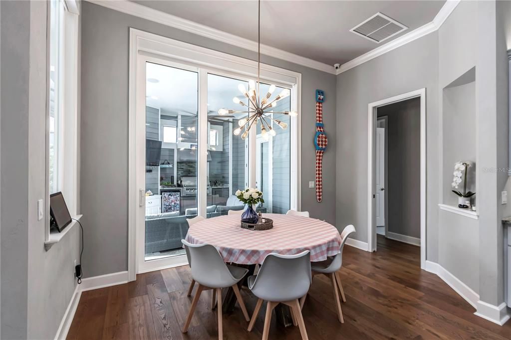 合同活跃: $1,075,000 (5 贝兹, 3 浴室, 3200 平方英尺)