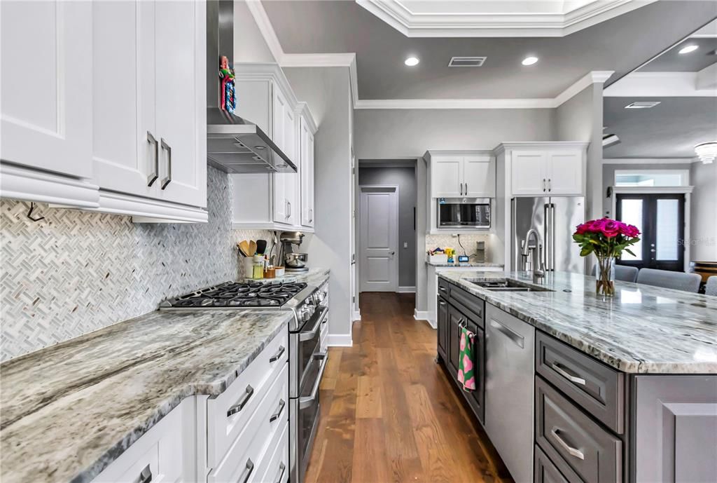 合同活跃: $1,075,000 (5 贝兹, 3 浴室, 3200 平方英尺)