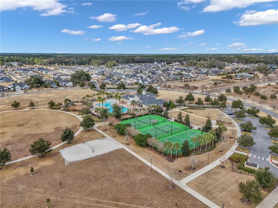 合同活跃: $1,075,000 (5 贝兹, 3 浴室, 3200 平方英尺)