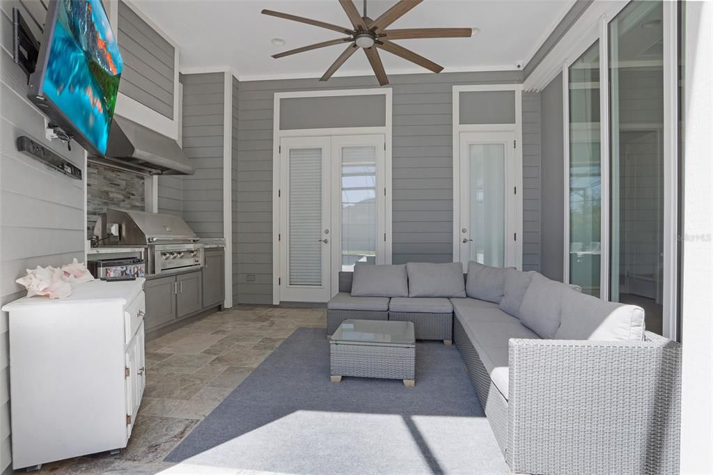 合同活跃: $1,075,000 (5 贝兹, 3 浴室, 3200 平方英尺)