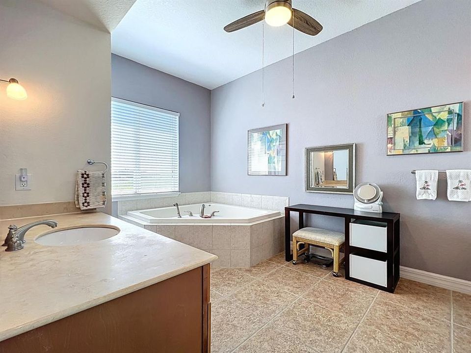 待售: $849,900 (3 贝兹, 3 浴室, 2400 平方英尺)