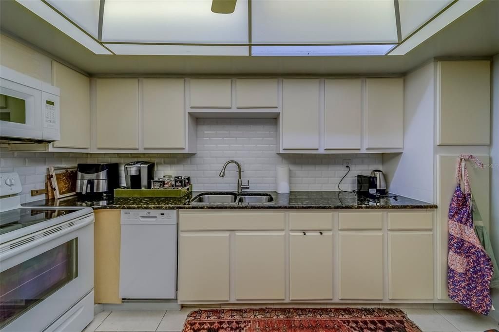 Active With Contract: $2,975 (1 beds, 1 baths, 1060 Square Feet)