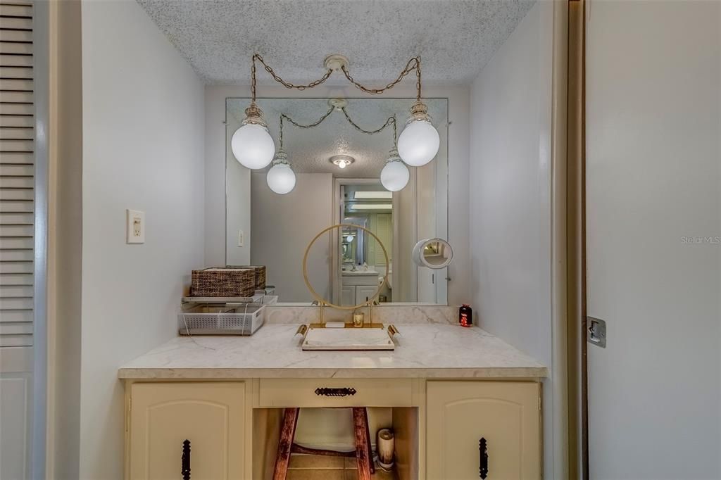 Active With Contract: $2,975 (1 beds, 1 baths, 1060 Square Feet)