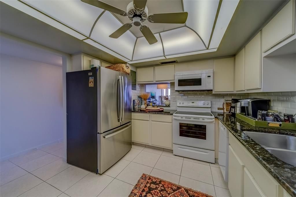 Active With Contract: $2,975 (1 beds, 1 baths, 1060 Square Feet)