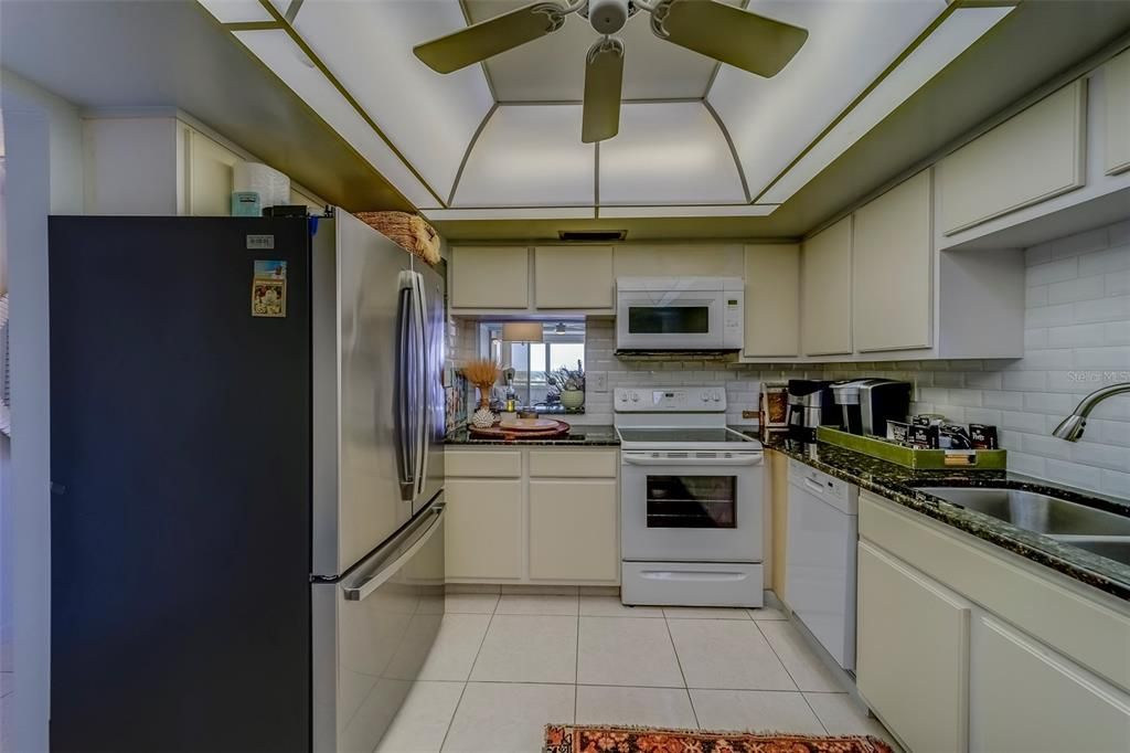 Active With Contract: $2,975 (1 beds, 1 baths, 1060 Square Feet)