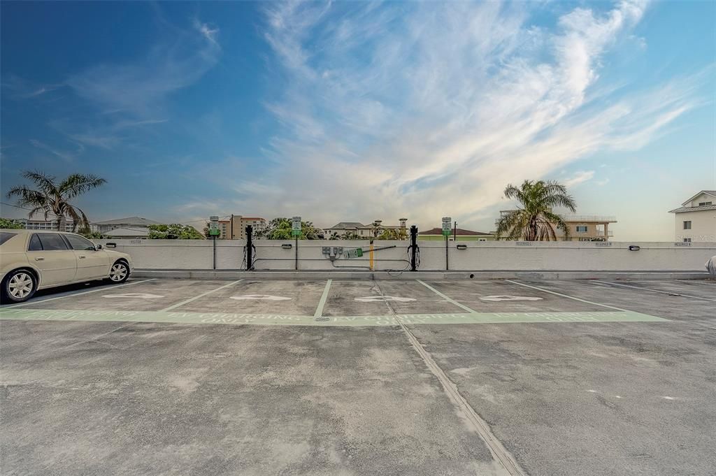 Active With Contract: $2,975 (1 beds, 1 baths, 1060 Square Feet)