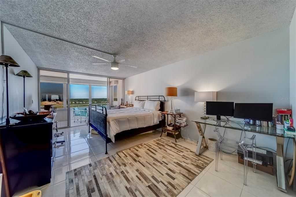 Active With Contract: $2,975 (1 beds, 1 baths, 1060 Square Feet)