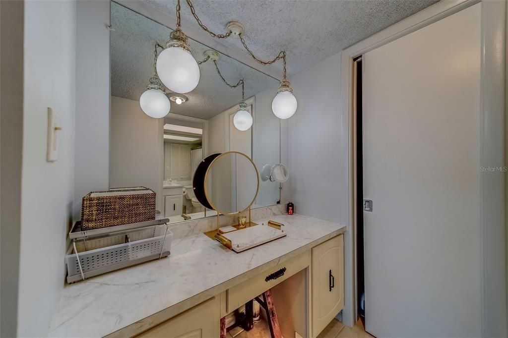 Active With Contract: $2,975 (1 beds, 1 baths, 1060 Square Feet)