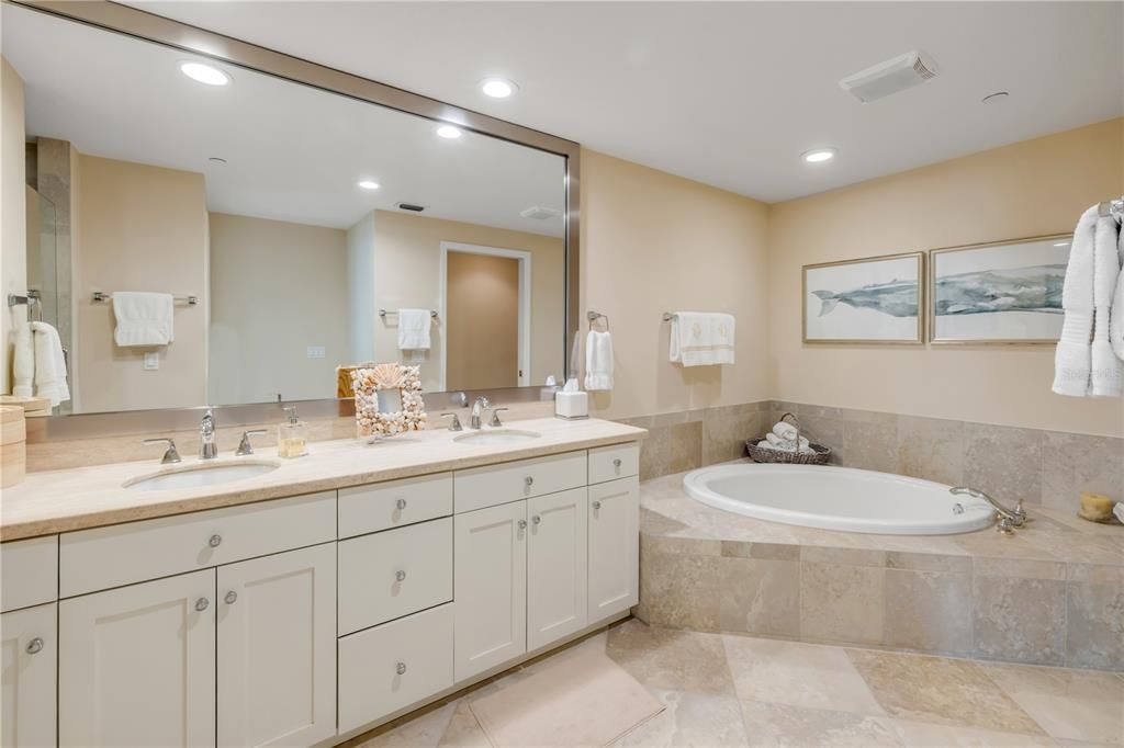 En Venta: $1,749,000 (4 camas, 3 baños, 2610 Pies cuadrados)