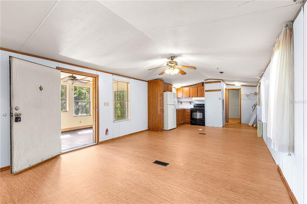 待售: $115,000 (2 贝兹, 1 浴室, 784 平方英尺)