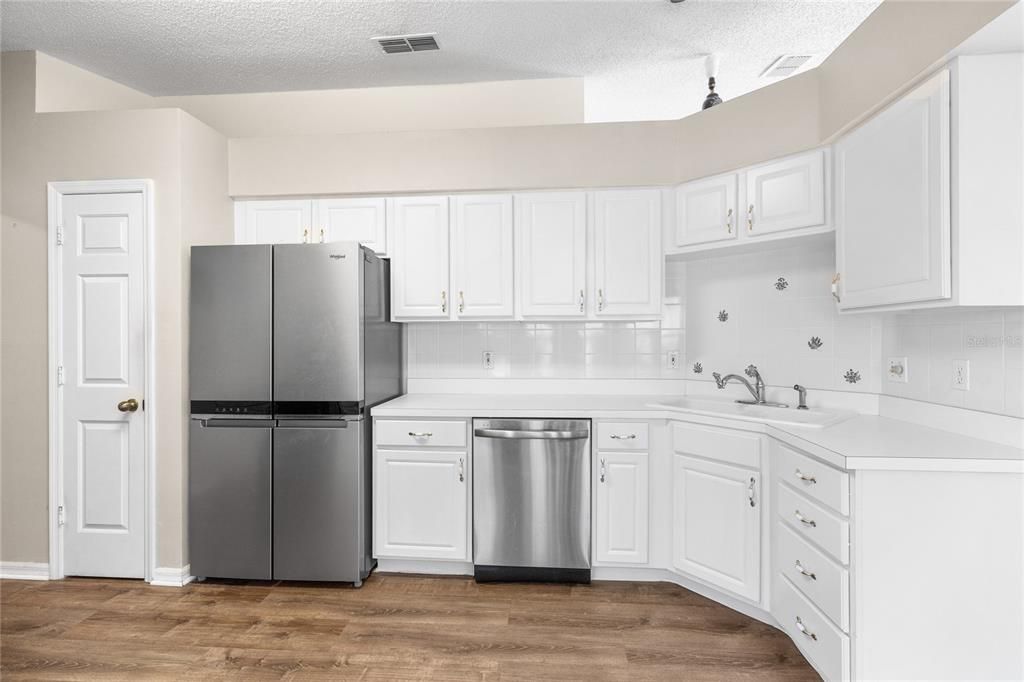 For Sale: $250,000 (3 beds, 2 baths, 1469 Square Feet)