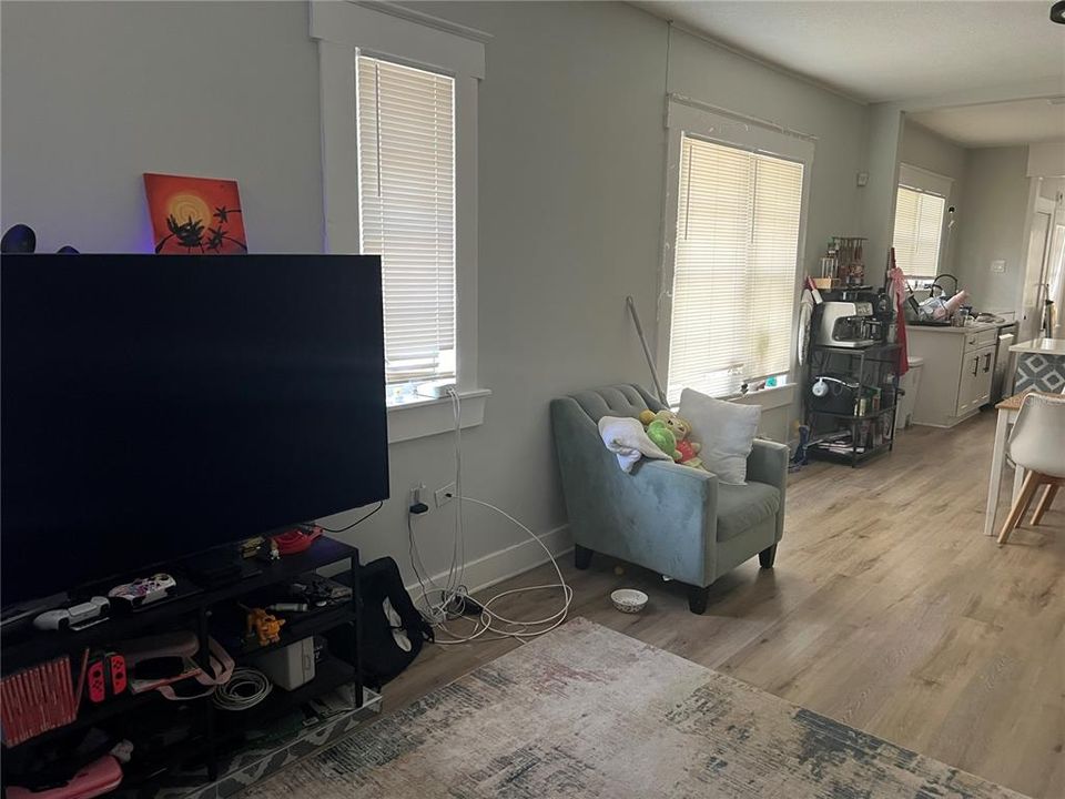 Под контрактом: $269,900 (3 спален, 1 ванн, 1072 Квадратных фут)