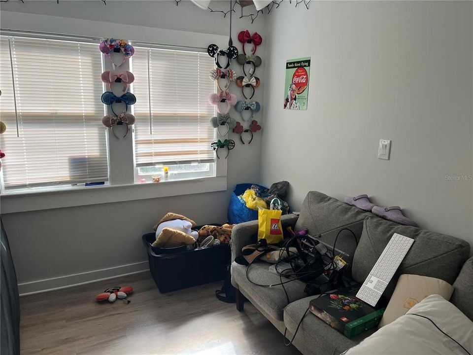 Под контрактом: $269,900 (3 спален, 1 ванн, 1072 Квадратных фут)