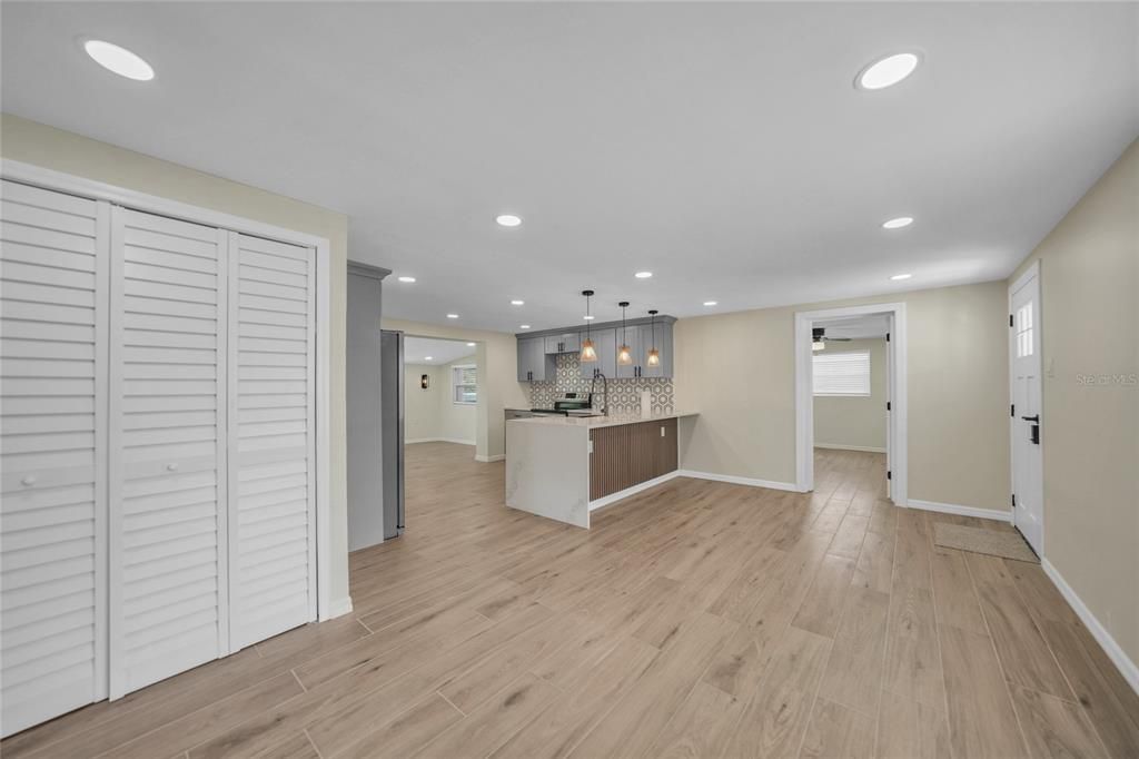 Active With Contract: $184,900 (3 beds, 2 baths, 1122 Square Feet)