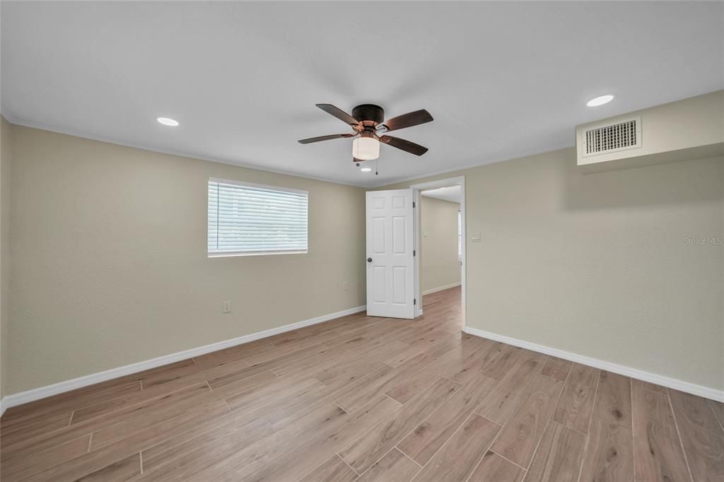 Active With Contract: $184,900 (3 beds, 2 baths, 1122 Square Feet)