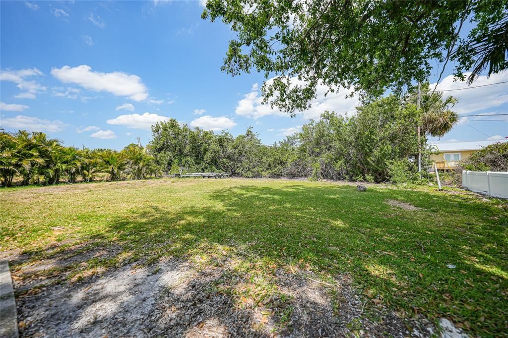 Active With Contract: $184,900 (3 beds, 2 baths, 1122 Square Feet)