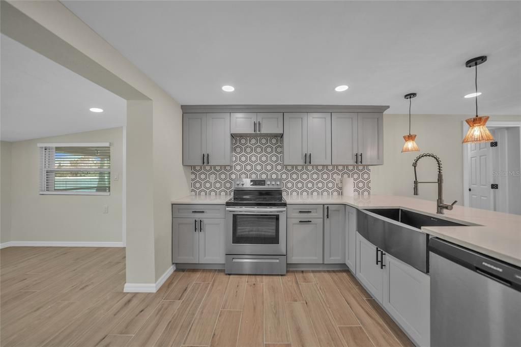 Active With Contract: $184,900 (3 beds, 2 baths, 1122 Square Feet)