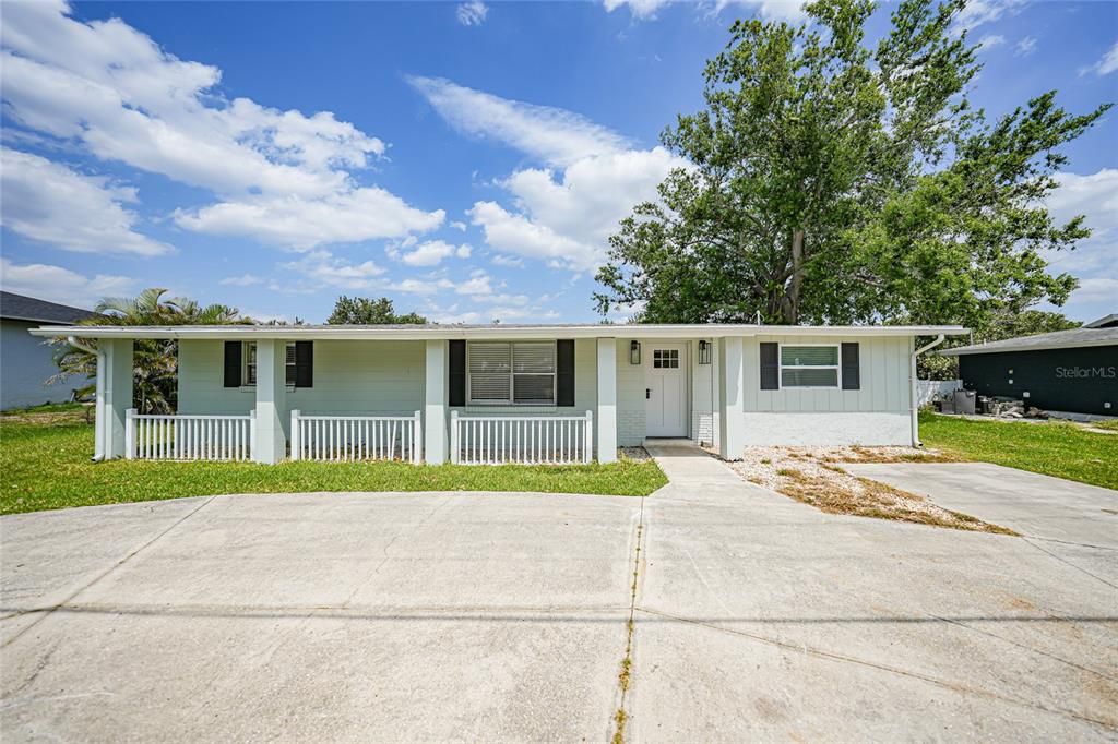 Active With Contract: $184,900 (3 beds, 2 baths, 1122 Square Feet)