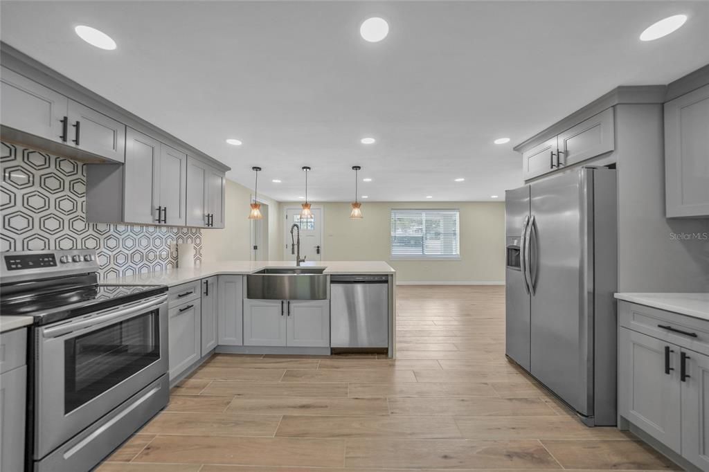 Active With Contract: $184,900 (3 beds, 2 baths, 1122 Square Feet)