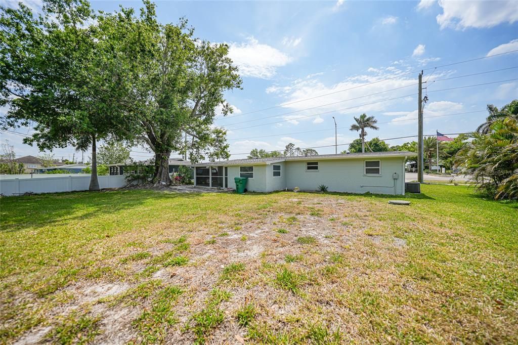 Active With Contract: $184,900 (3 beds, 2 baths, 1122 Square Feet)