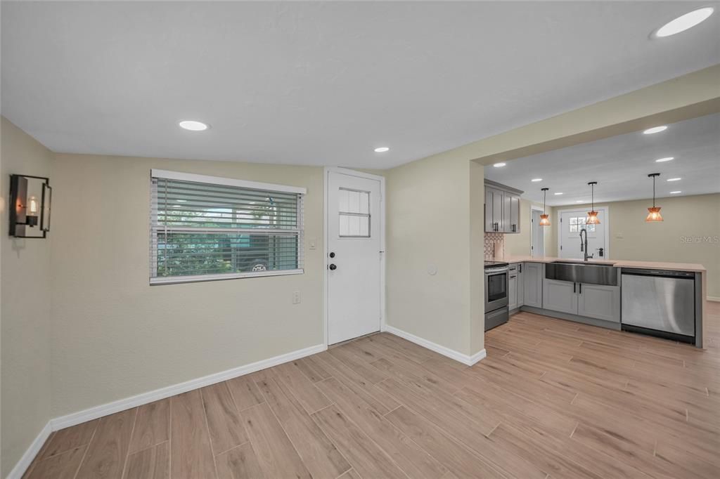 Active With Contract: $184,900 (3 beds, 2 baths, 1122 Square Feet)