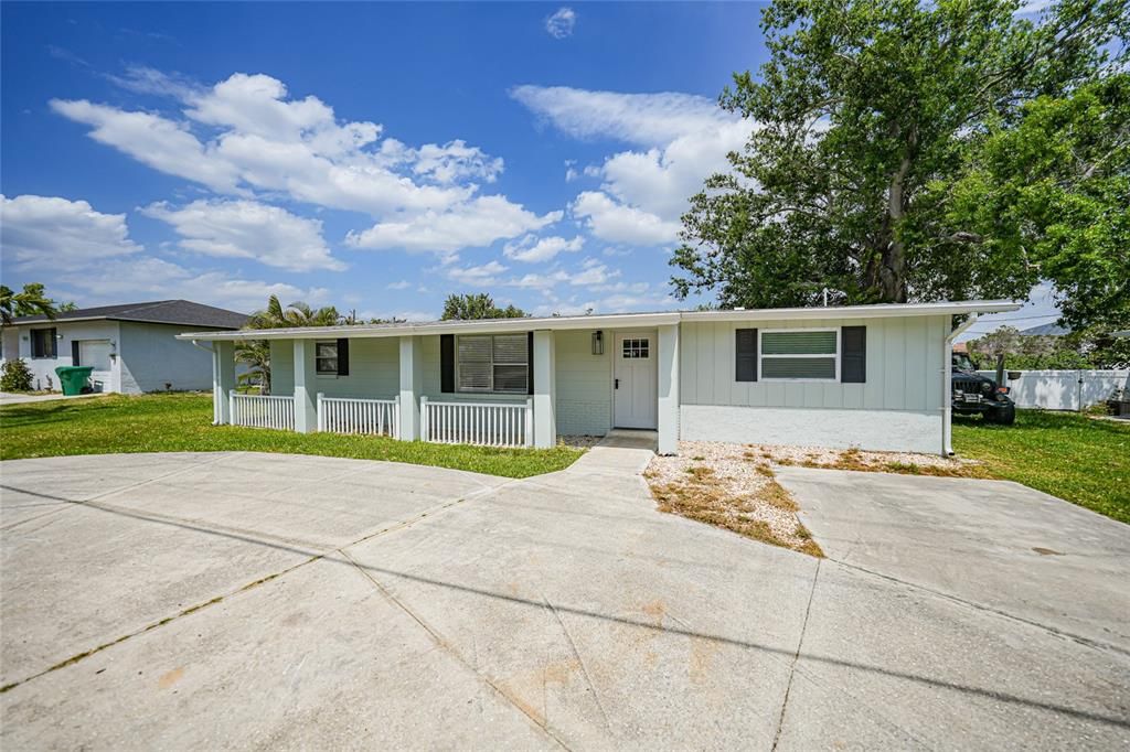 Active With Contract: $184,900 (3 beds, 2 baths, 1122 Square Feet)