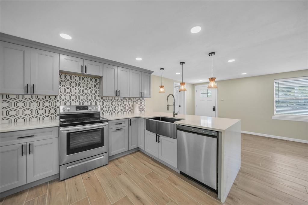 Active With Contract: $184,900 (3 beds, 2 baths, 1122 Square Feet)