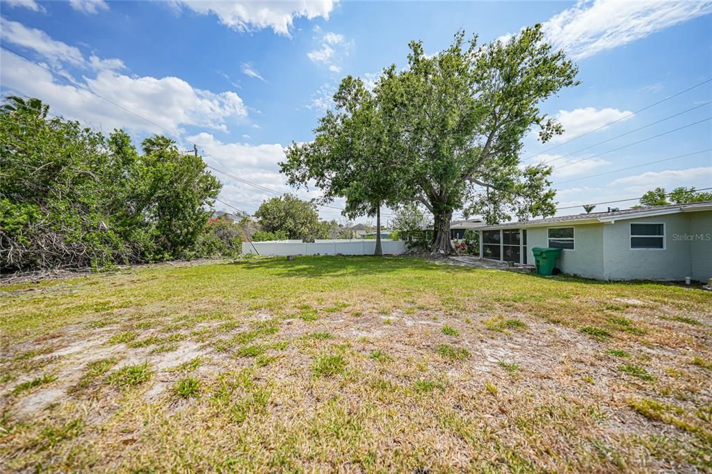 Active With Contract: $184,900 (3 beds, 2 baths, 1122 Square Feet)