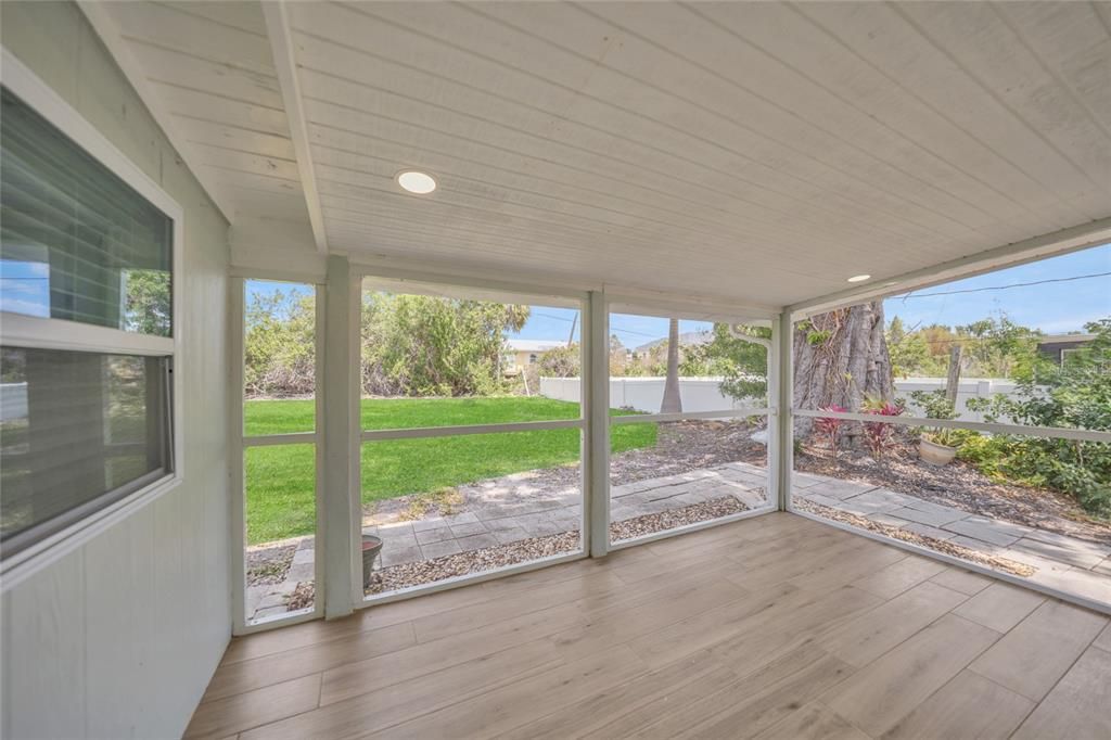 Active With Contract: $184,900 (3 beds, 2 baths, 1122 Square Feet)