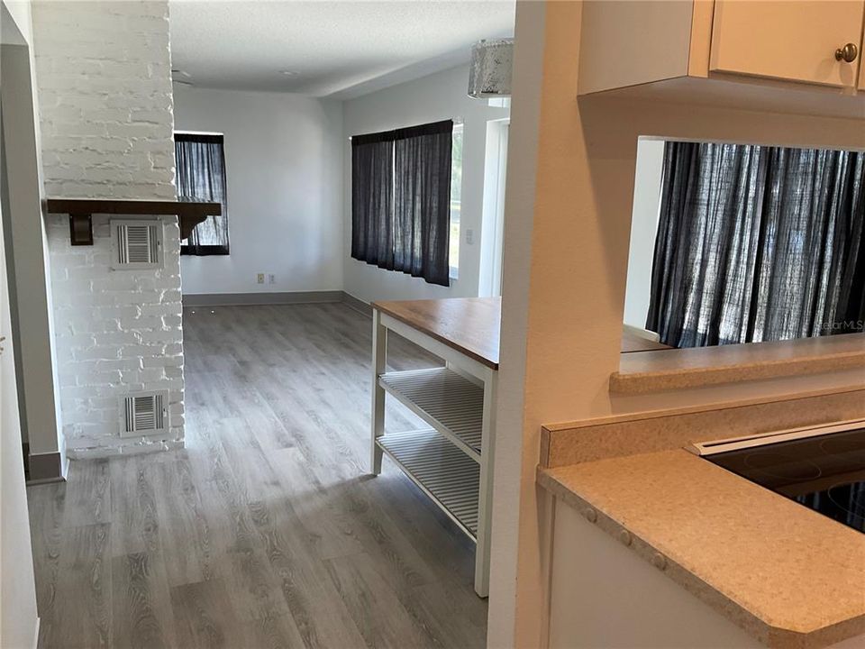 出租: $2,195 (3 贝兹, 1 浴室, 1120 平方英尺)