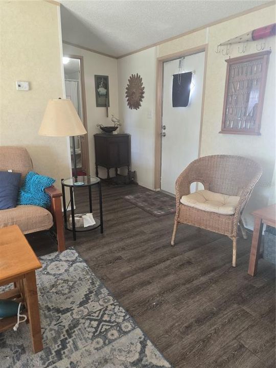 For Sale: $199,999 (2 beds, 2 baths, 896 Square Feet)