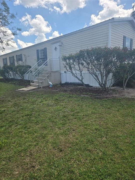 For Sale: $199,999 (2 beds, 2 baths, 896 Square Feet)