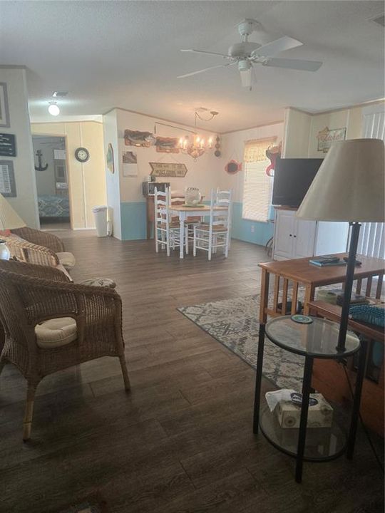 For Sale: $199,999 (2 beds, 2 baths, 896 Square Feet)