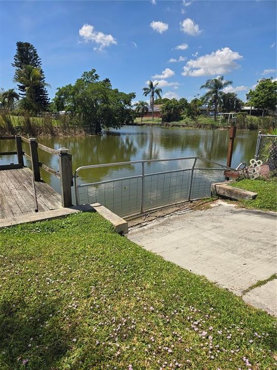 For Sale: $199,999 (2 beds, 2 baths, 896 Square Feet)