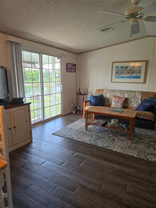 For Sale: $199,999 (2 beds, 2 baths, 896 Square Feet)