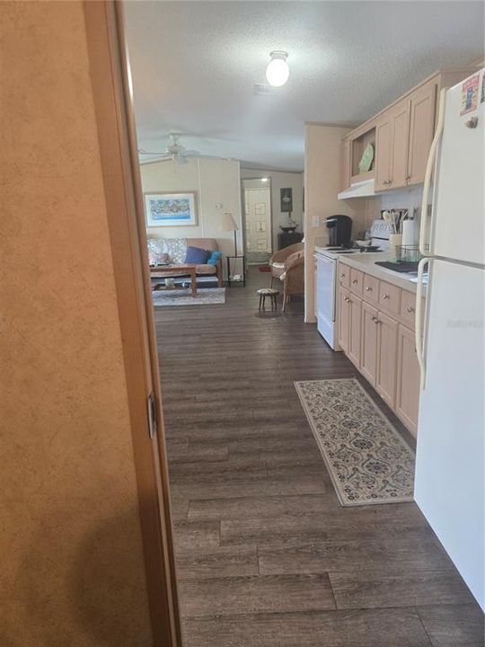 For Sale: $199,999 (2 beds, 2 baths, 896 Square Feet)